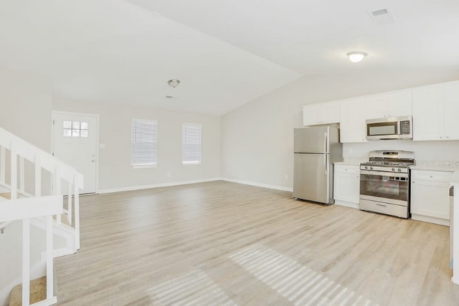 837 Forest Path in Stone Mountain, GA - Foto de edificio - Building Photo