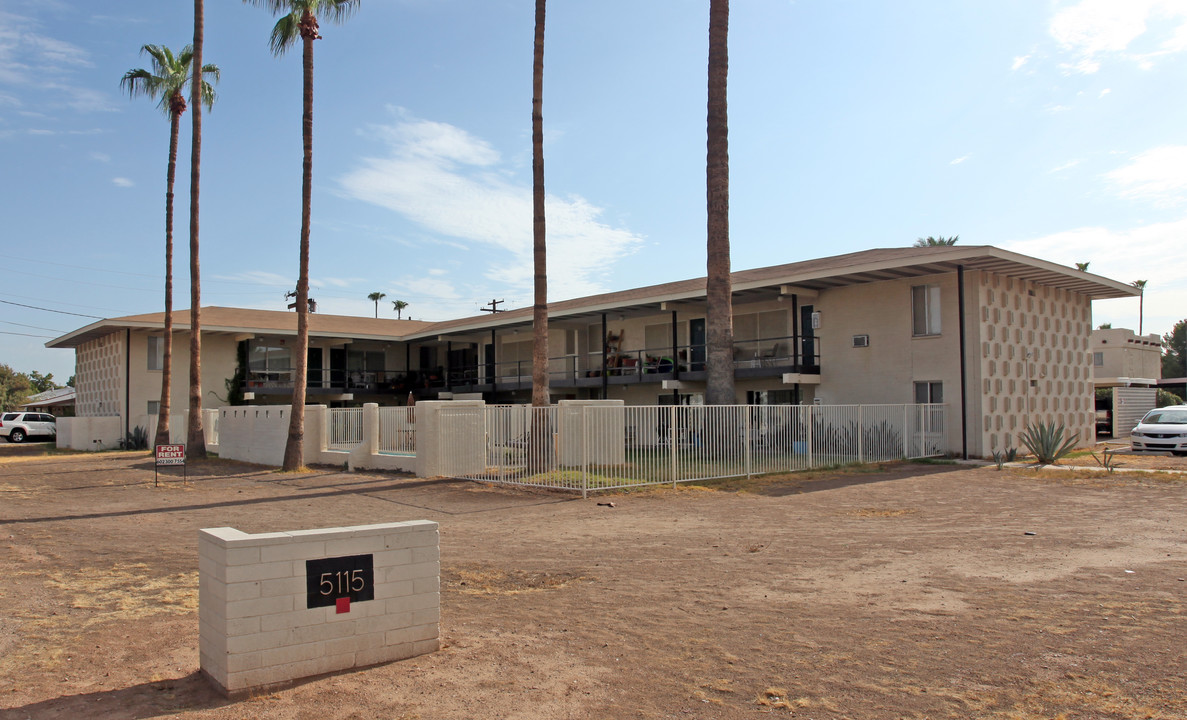 MODERN UPTOWN APARTMENTS in Phoenix, AZ - Building Photo