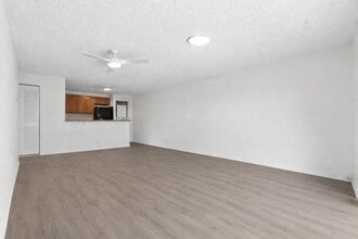 Lakeside Villas in Sunrise, FL - Foto de edificio - Building Photo