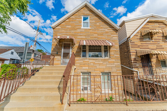 2513 S Claremont Ave in Chicago, IL - Foto de edificio - Building Photo