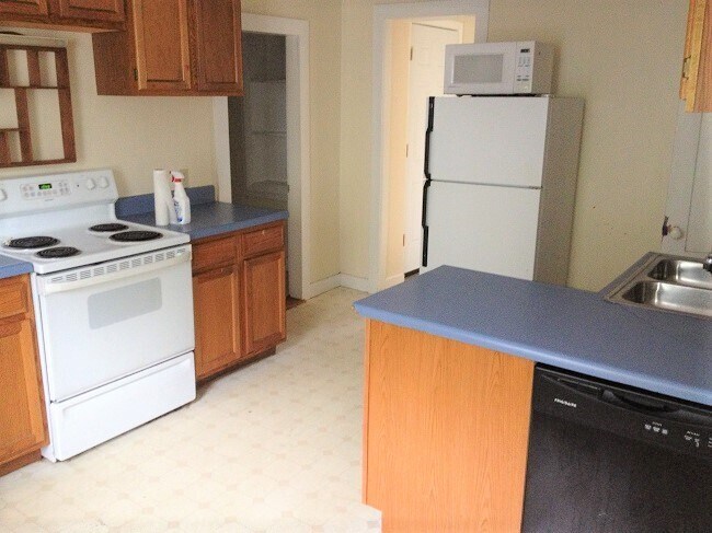 27 Middle St, Unit 1 in Orono, ME - Foto de edificio - Building Photo