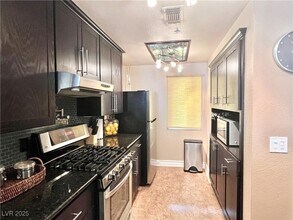230 E Flamingo Rd, Unit 215 in Las Vegas, NV - Building Photo - Building Photo
