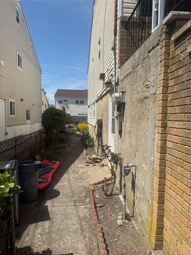 615 Beach 68th St in Queens, NY - Foto de edificio - Building Photo