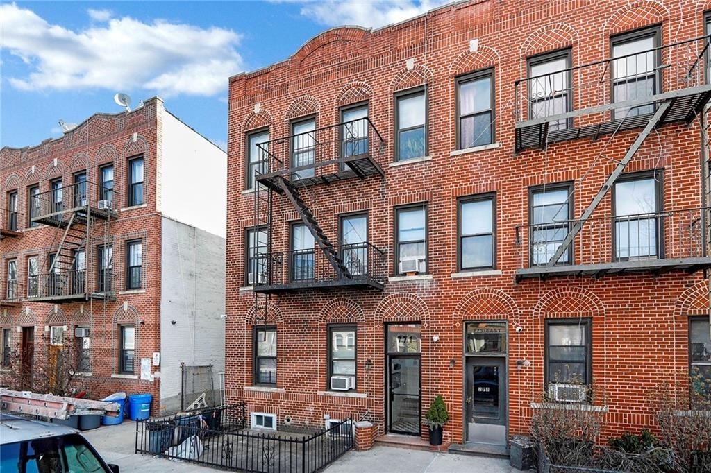771 E 9th St in Brooklyn, NY - Foto de edificio