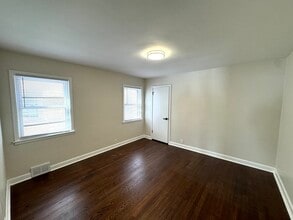 8625 W Burleigh St in Milwaukee, WI - Foto de edificio - Building Photo