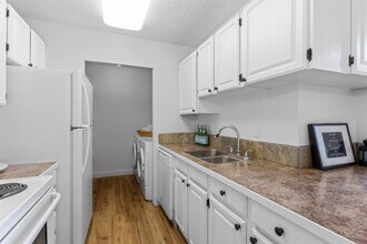 6400 Coach Hill Rd SW in Calgary, AB - Building Photo - Building Photo