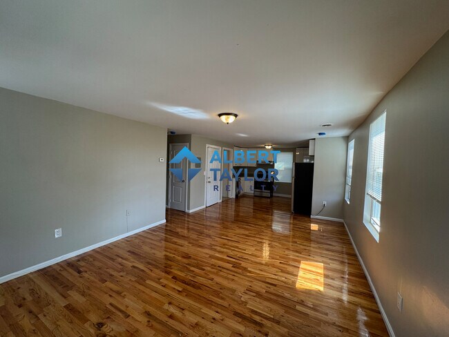 38 Forest St, Unit 2 in Boston, MA - Foto de edificio - Building Photo