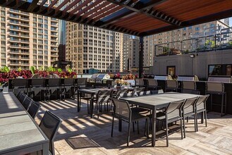 30 E Huron St, Unit 1305 in Chicago, IL - Building Photo - Building Photo