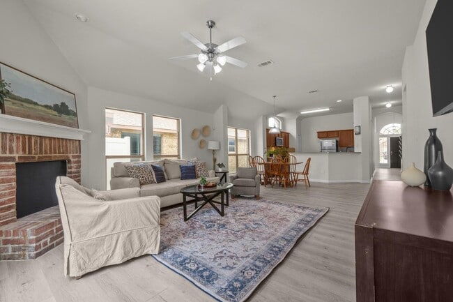 3330 Shining Light Dr in Dallas, TX - Building Photo - Building Photo