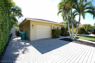 572 105th Ave N in Naples, FL - Foto de edificio - Building Photo