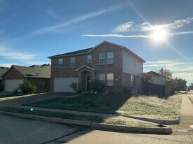 1333 Gayle St in Burleson, TX - Building Photo