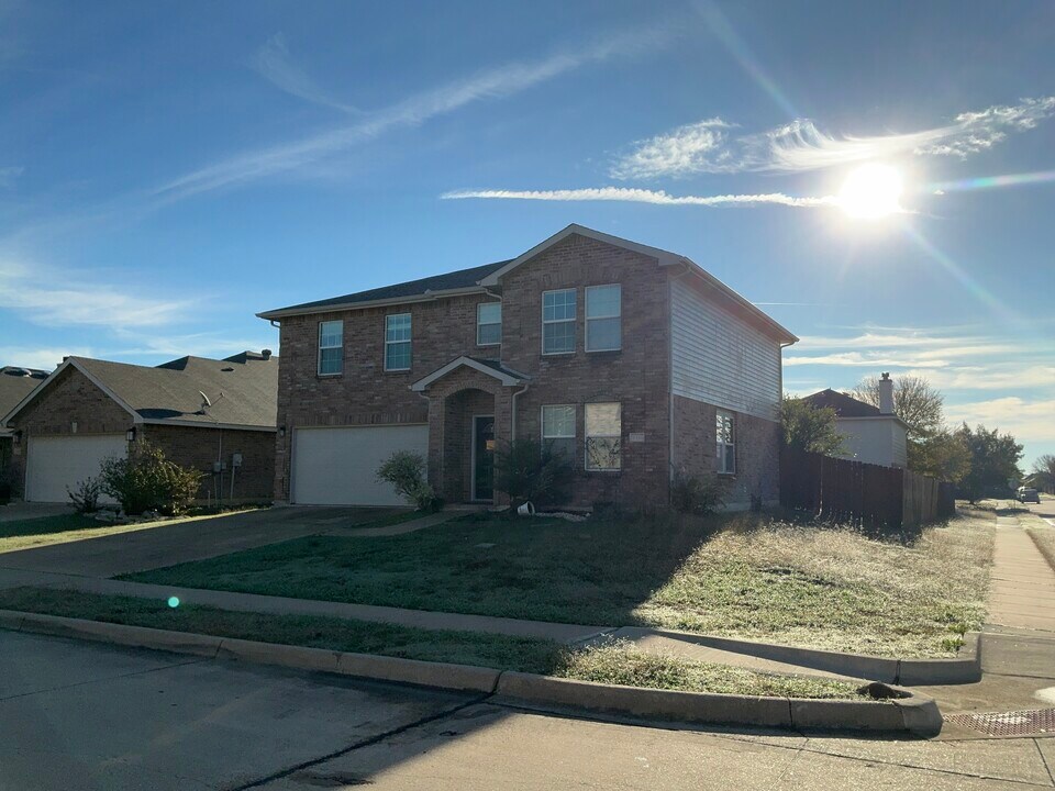 1333 Gayle St in Burleson, TX - Building Photo