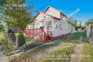 1157 Spring St in Muskegon, MI - Building Photo