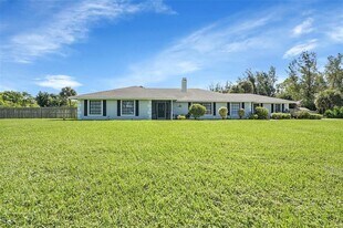 8606 Arrowhead Dr in Wellington, FL - Building Photo