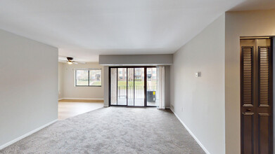 Riverwind at Chatham Park Drive in Pittsburgh, PA - Building Photo - Building Photo