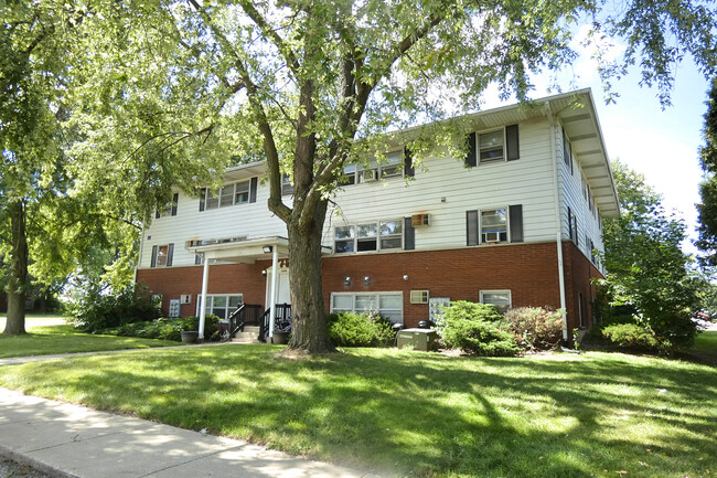 Indian Creek Apartments in Aurora, IL - Building Photo - Building Photo