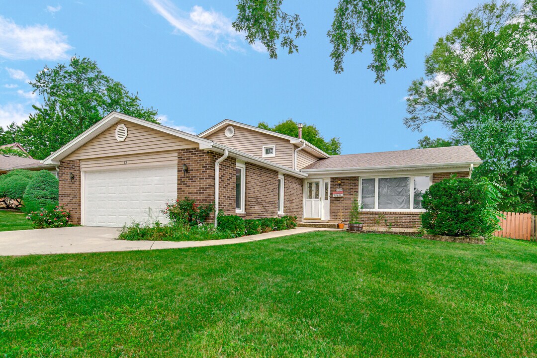 12 W Beech Dr in Schaumburg, IL - Building Photo