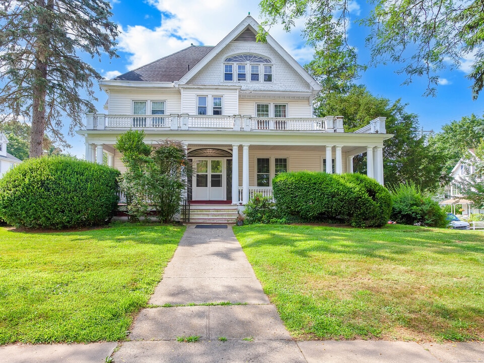 75 S Main St in Branford, CT - Building Photo