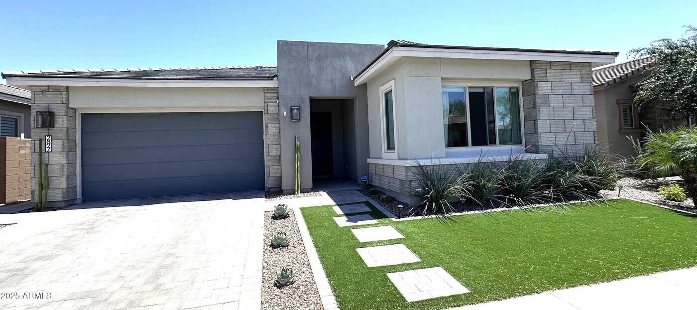 2827 E Los Gatos Dr in Phoenix, AZ - Building Photo