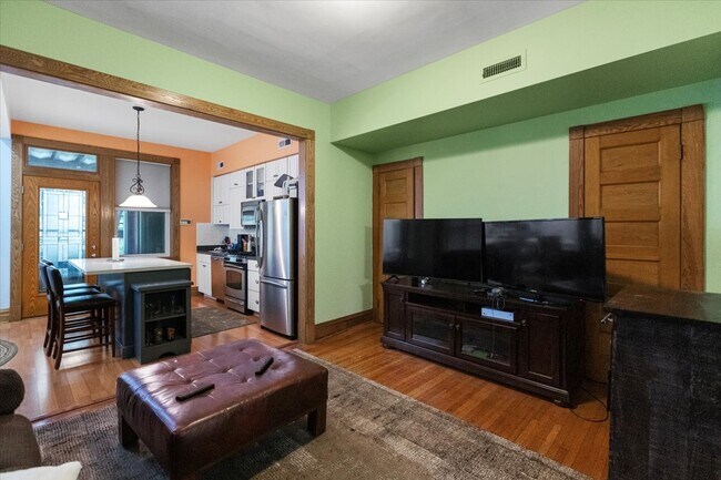 505 W Fullerton Pky, Unit 1 in Chicago, IL - Building Photo - Building Photo