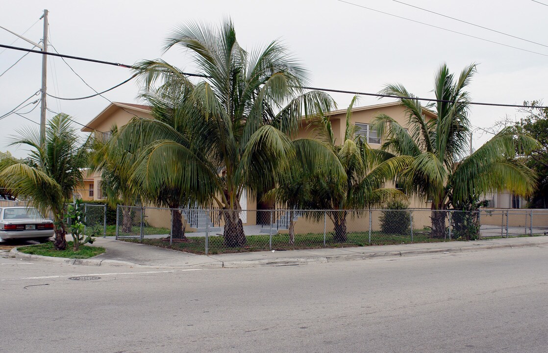 2400 NW 10th Ave in Miami, FL - Foto de edificio