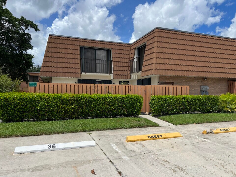 239 Charter Way in West Palm Beach, FL - Building Photo