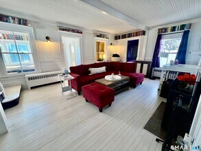 624 Vineyard Point Rd in Guilford, CT - Building Photo - Building Photo