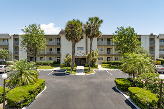 Lake Overlook Condominiums in St. Petersburg, FL - Building Photo - Building Photo