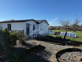 2412 Magnolia Ave in Petaluma, CA - Building Photo
