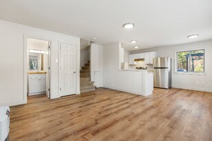 17 Ice Pond Rd in Boothbay, ME - Building Photo