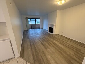 4627 Finley Ave, Unit #303 in Los Angeles, CA - Foto de edificio - Building Photo