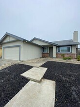 814 Emperor Dr in Suisun City, CA - Foto de edificio - Building Photo