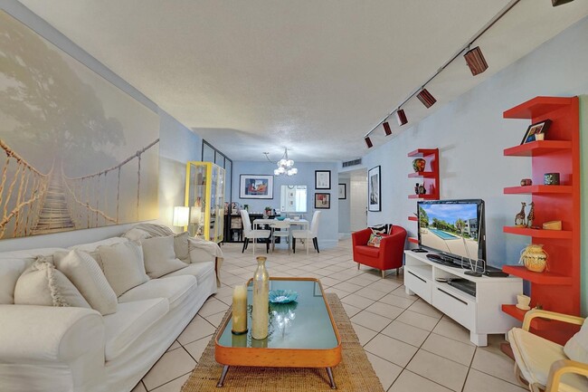 1701 NE 191st St in Miami, FL - Building Photo - Building Photo