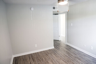 Trafalgar Apartments in Houston, TX - Building Photo - Building Photo