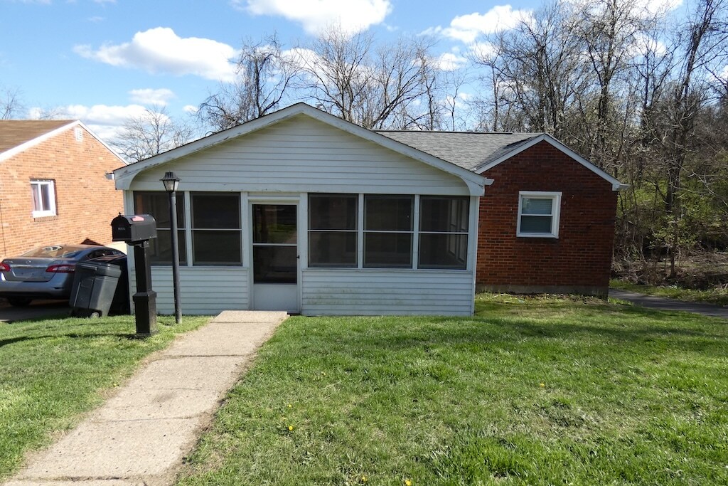 3436 Brinway Dr in West Mifflin, PA - Building Photo
