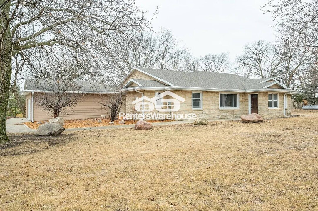 4070 NE Alice's Rd in Clive, IA - Building Photo