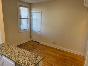 1746 W Estes Ave-Unit -205 in Chicago, IL - Building Photo - Building Photo