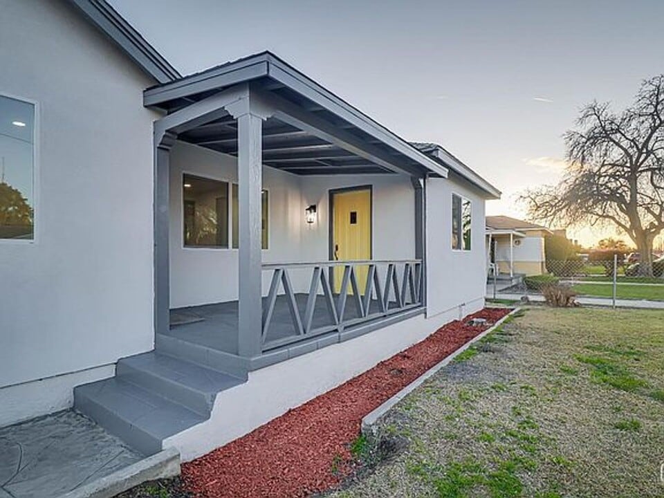 301 10th St in Bakersfield, CA - Building Photo