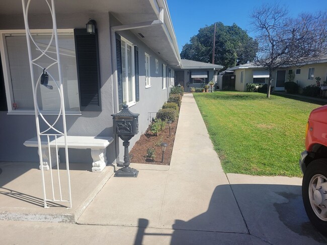 206 La Plaza in Anaheim, CA - Building Photo - Building Photo