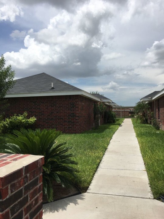 3719 Zelma St, Unit Apt 1 in Edinburg, TX - Foto de edificio