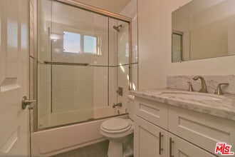 225 Rosecrans Ave, Unit 1 in Manhattan Beach, CA - Foto de edificio - Building Photo