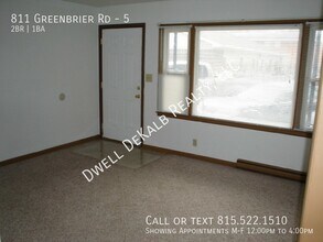 811 Greenbrier Rd in Dekalb, IL - Foto de edificio - Building Photo