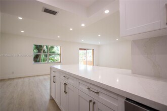 17911 NW 68th Ave in Hialeah, FL - Foto de edificio - Building Photo