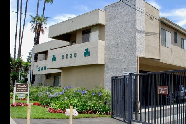 Shamrock Apartments in Downey, CA - Foto de edificio - Building Photo