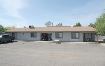 230 W Roger Rd in Tucson, AZ - Foto de edificio - Building Photo