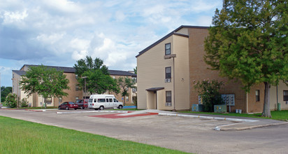 Baten Arms Apartments in Beaumont, TX - Building Photo - Building Photo