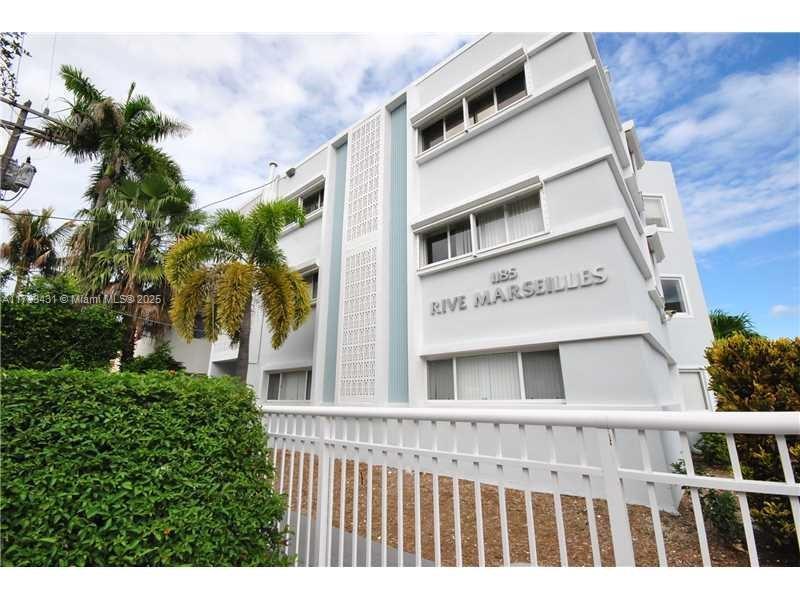 1185 Marseille Dr in Miami Beach, FL - Building Photo