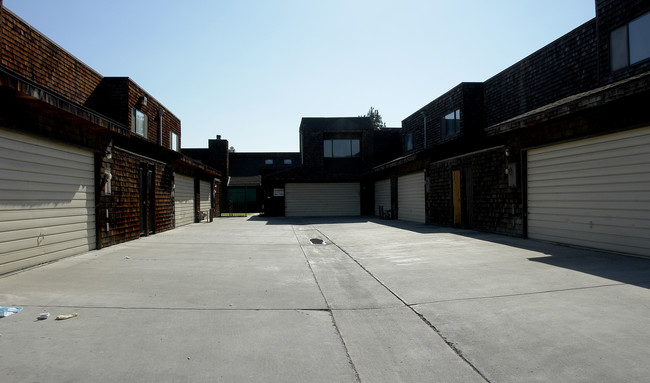 Bravo West Townhome Complex in Bakersfield, CA - Foto de edificio - Building Photo