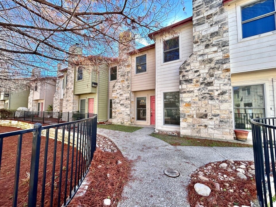 6900 E Riverside Dr in Austin, TX - Building Photo