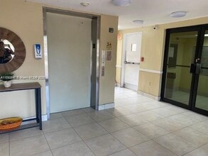 5249 NW 7th St in Miami, FL - Foto de edificio - Building Photo